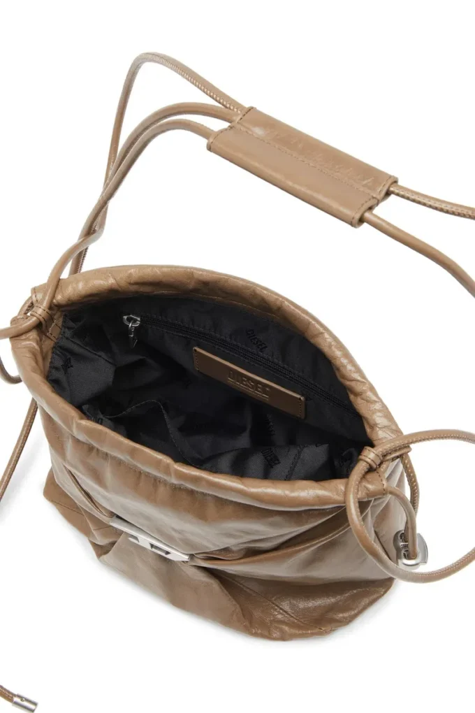 Borsa Scrunch-D-Bucket Borsa Scrunch-D-Bucket in pelle lucida stropicciata Borsa Scrunch-D-Bucket Borsa Scrunch-D-Bucket in pelle lucida stropicciata