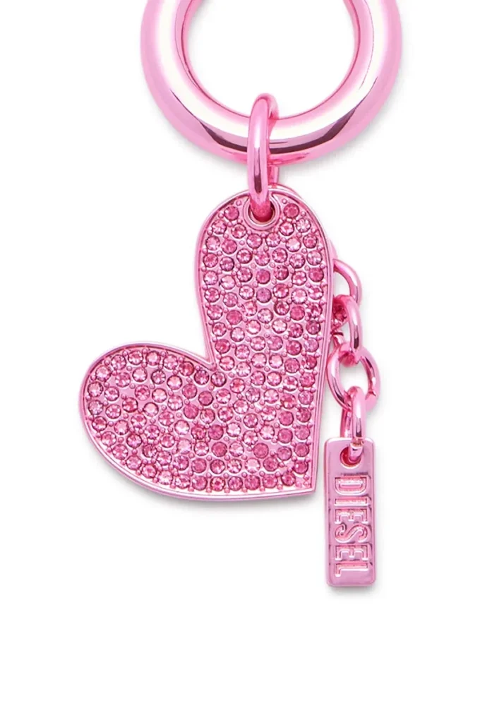 ciondolo-cuore Ciondolo a forma di cuore in metallo con strass