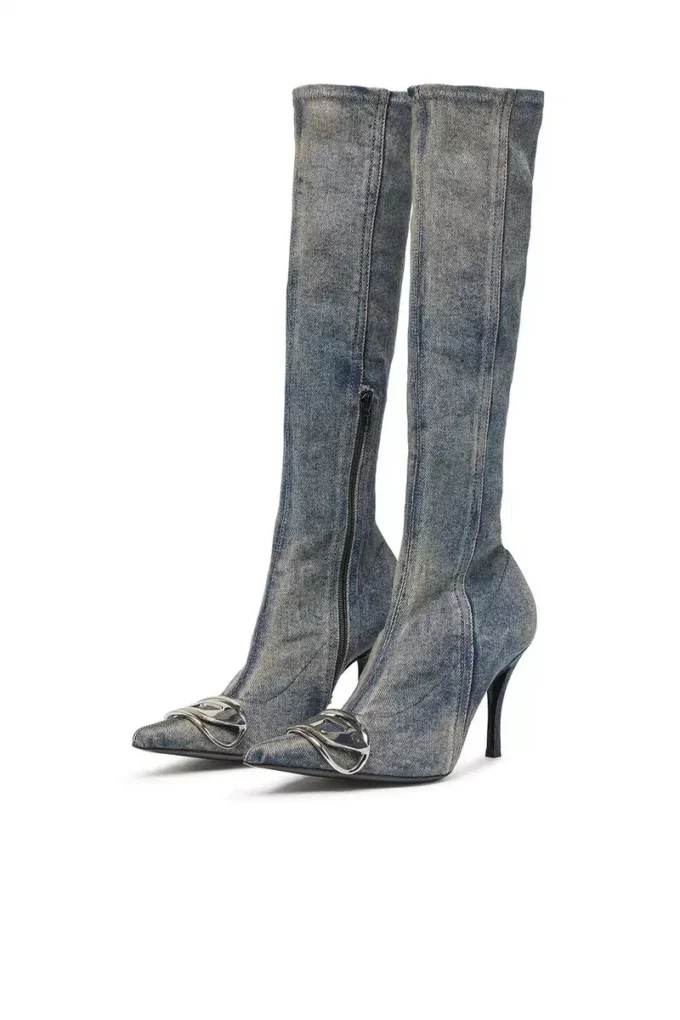 d-venus kb d D-Venus – Stivali in denim con placca con logo d-venus kb d D-Venus – Stivali in denim con placca con logo