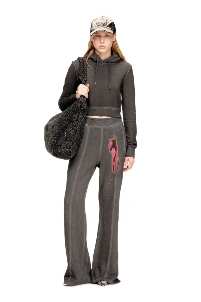 f-slimmy-hood-s3 Felpa con cappuccio con dettagli in strass sul retro f-slimmy-hood-s3 Felpa con cappuccio con dettagli in strass sul retro