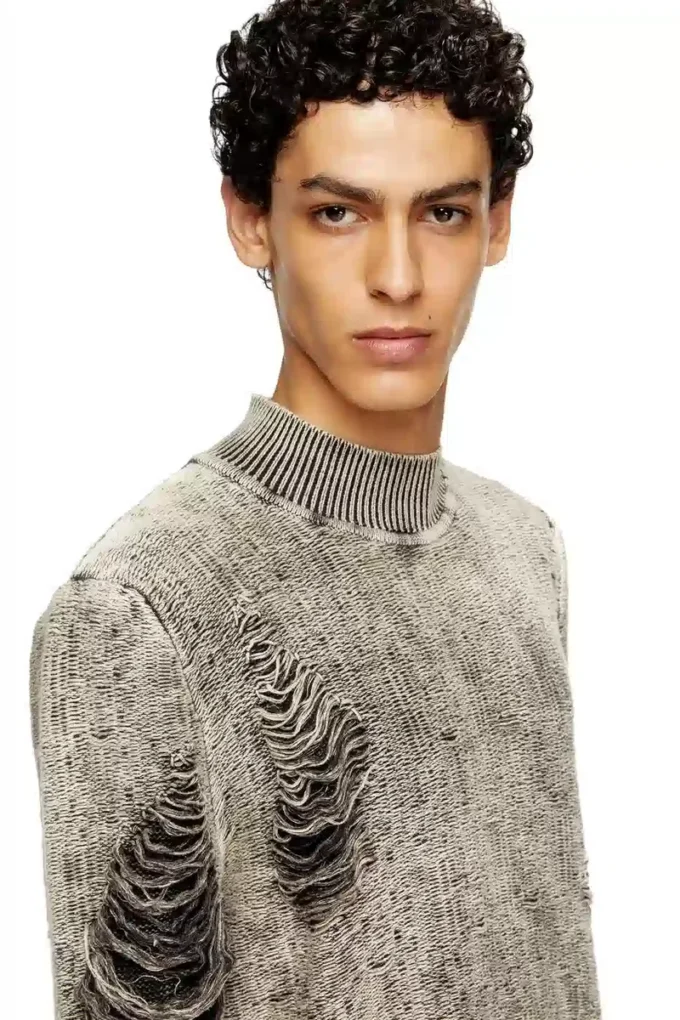 k-fjordi Maglione effetto consumato con fili fluttuanti k-fjordi Maglione effetto consumato con fili fluttuanti