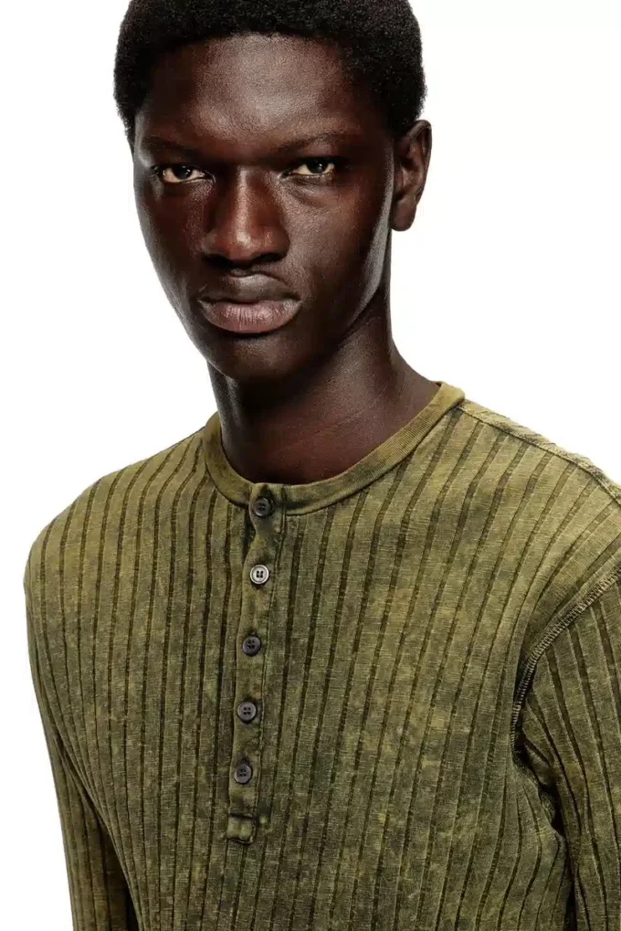 Maglia Henley in jersey a costine larghe trattato