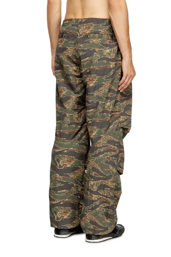 p-anic Pantaloni cargo in nylon con stampa mimetica p-anic Pantaloni cargo in nylon con stampa mimetica