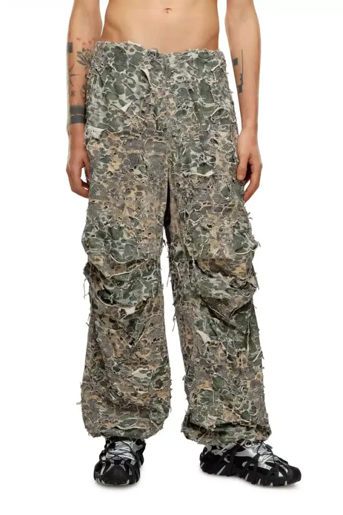 p-hokney Pantaloni mimetici con finitura destroyed
