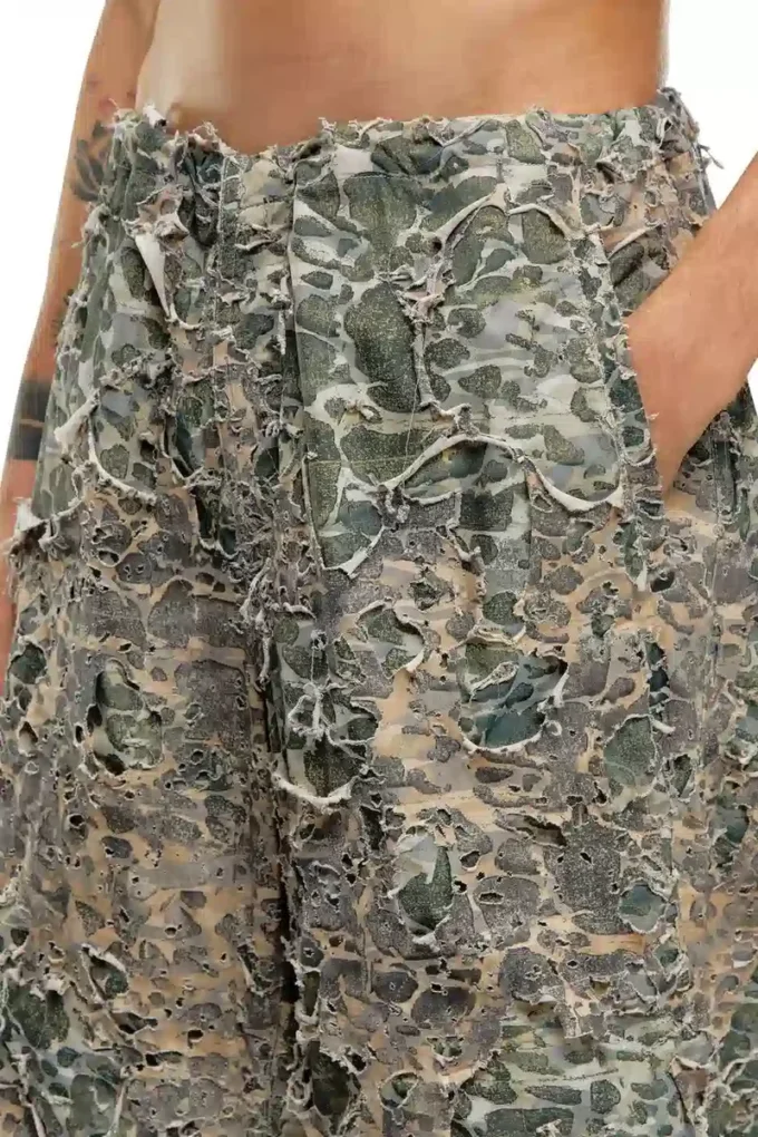 p-hokney Pantaloni mimetici con finitura destroyed