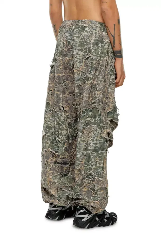 p-hokney Pantaloni mimetici con finitura destroyed