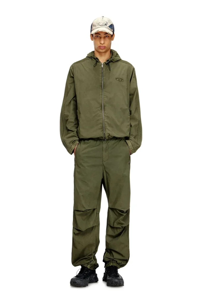 Pantaloni cargo in cotone con cuciture a p e fasce laterali