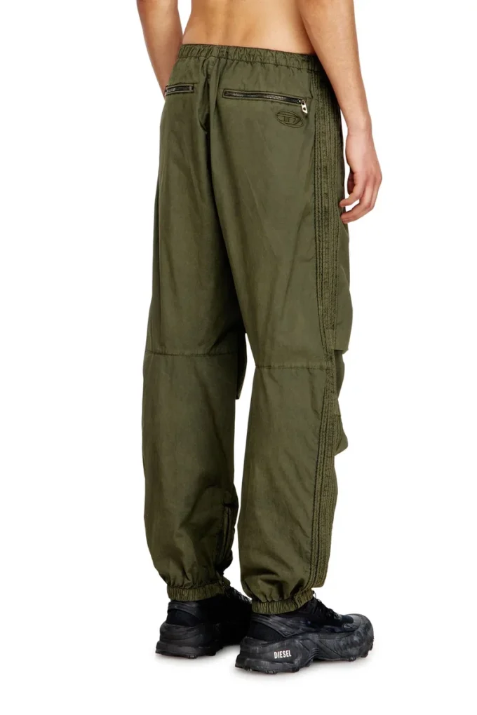 Pantaloni cargo in cotone con cuciture a p e fasce laterali