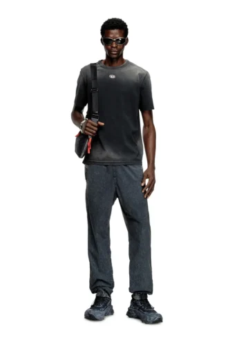 t-adjust-t1 T-shirt sbiadita con taglio ovale D