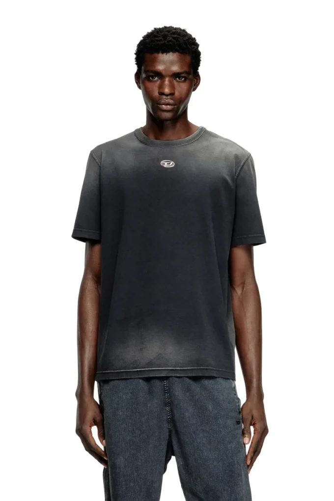 t-adjust-t1 T-shirt sbiadita con taglio ovale D
