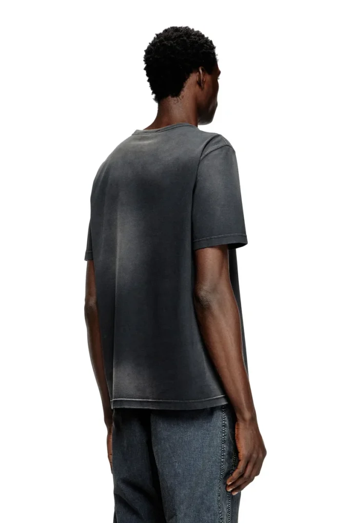 t-adjust-t1 T-shirt sbiadita con taglio ovale D