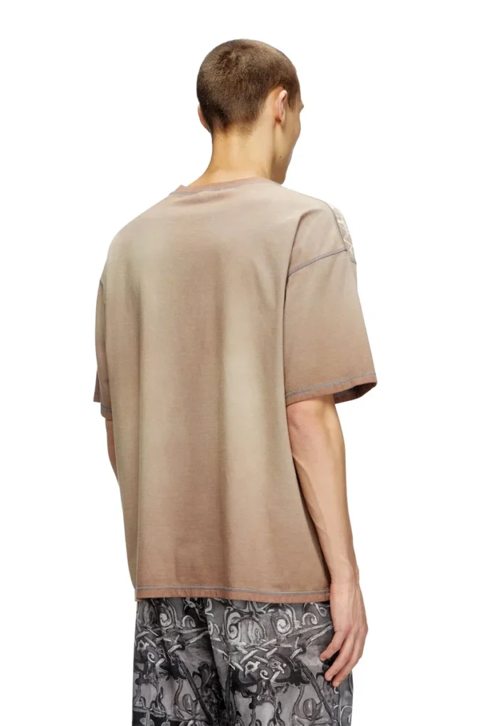t-boxt-t13 T-shirt con stampa medievale tono su tono