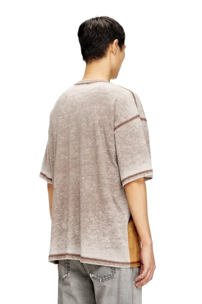 t-boxt-v12 T-shirt morbida con stampa e borchie