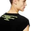 t-isak-a T-shirt senza maniche con stampa di testi di canzoni t-isak-a T-shirt senza maniche con stampa di testi di canzoni