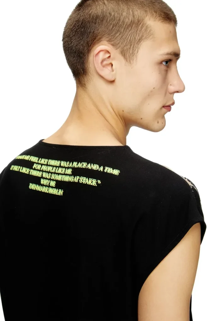 t-isak-a T-shirt senza maniche con stampa di testi di canzoni t-isak-a T-shirt senza maniche con stampa di testi di canzoni